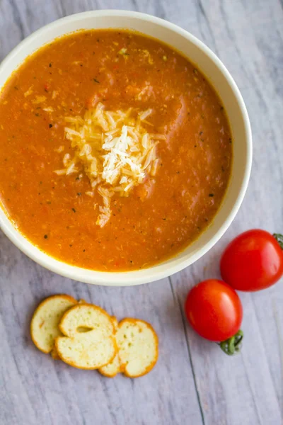 Sopa de crema de tomate asado con queso parmesano — Foto de Stock