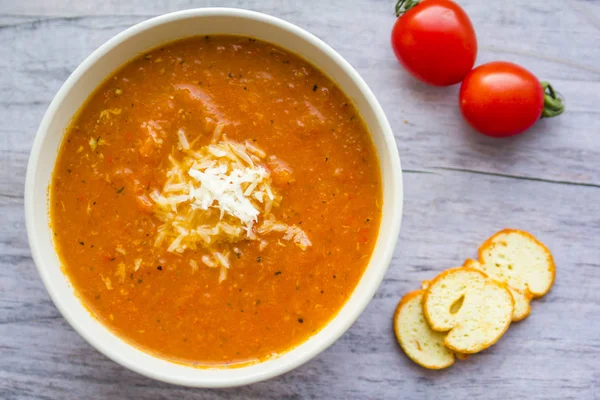 Sopa de crema de tomate asado con queso parmesano — Foto de Stock