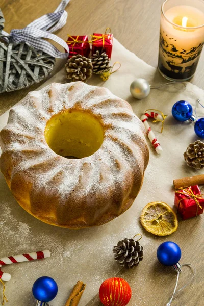 Різдвяний лимонний пиріг біля сирих іграшок, кориці та сушеного апельсина . — стокове фото