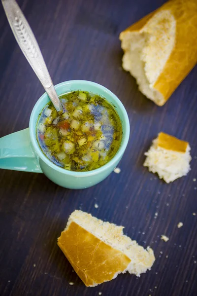 Sopa de verduras saludables sobre un fondo de madera oscura — Foto de Stock