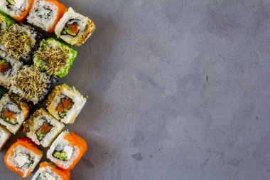 Geleneksel Japon suşi bir beton zemin üzerine kümesi. Üstten Görünüm