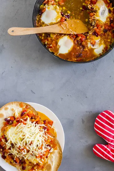 Huevos rancheros - tradicional desayuno saludable mexicano con huevos, tomates y pimienta — Foto de Stock