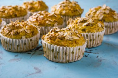 Mavi bir arka plan üzerinde sağlıklı yulaf diyet kek