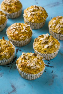 Mavi bir arka plan üzerinde sağlıklı yulaf diyet kek