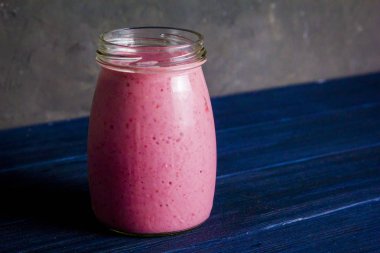 Pembe sağlıklı güler yüzlü çilek ile