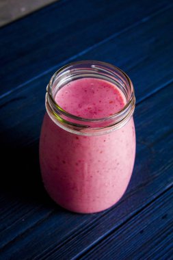 Pembe sağlıklı güler yüzlü çilek ile