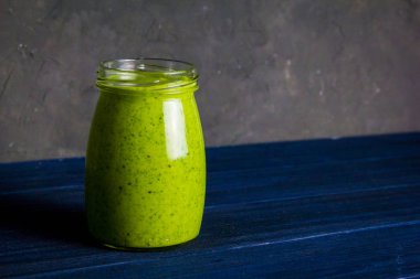 Ispanak ve avokado ile yeşil sağlıklı güler yüzlü