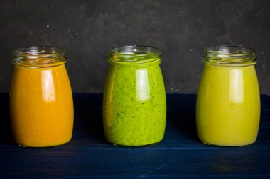 Sağlıklı renkli meyve yüzlü karanlık bir arka plan ayarla