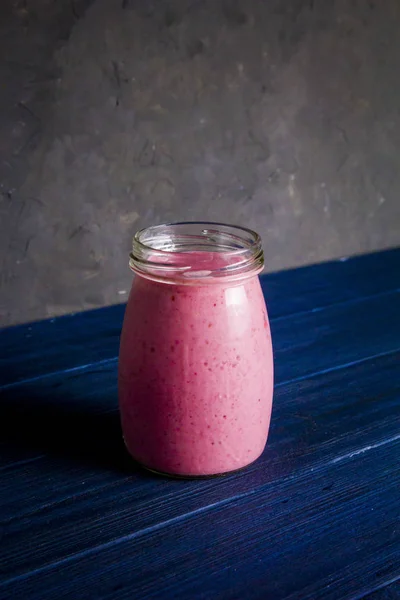 Pink healthy smoothie with strawberries — Stock Photo, Image