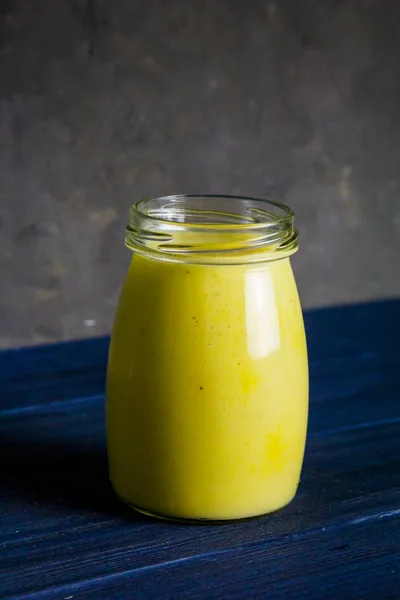 Κίτρινο υγιεινό smoothie — Φωτογραφία Αρχείου