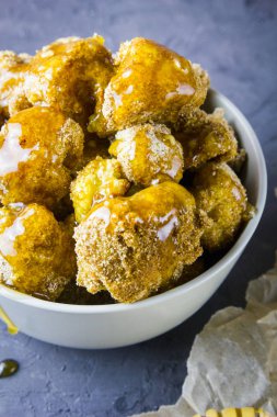 Beyaz bir kase hizmet bal Soya soslu karnabahar destekli 