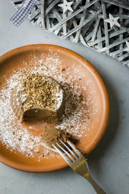 Kahverengi bir plaka üzerinde ve koyu gri beton zemin üzerine çikolata mousse