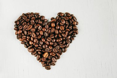 Beyaz ahşap zemin üzerinde kahve kalp