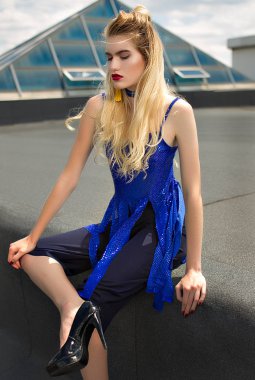 model poz bacak bacak. Glamour mavi