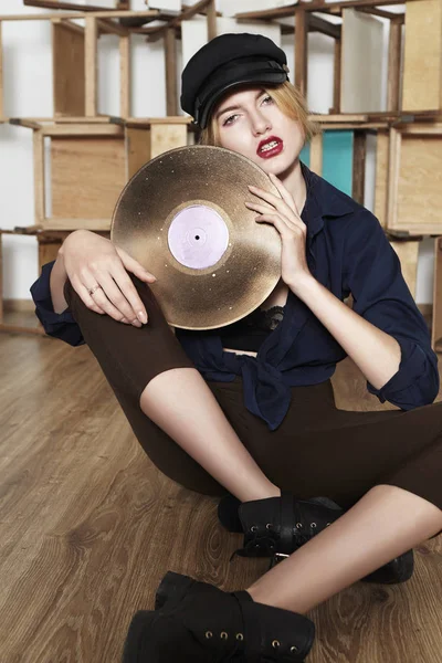 Menina elegante dj com disco de ouro nas mãos . — Fotografia de Stock