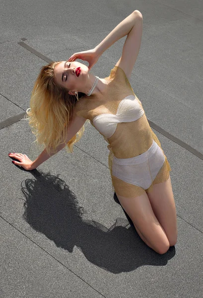 Kız bir mayo içinde yolda poz. o basked 