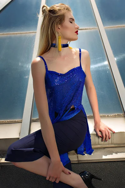 Mavi Parlatıcı top model. Cazibe ve moda