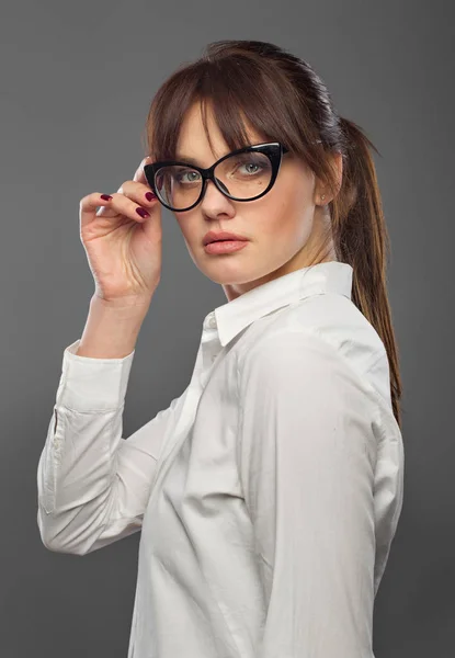 Oficina y estilo de negocio. Dama de gafas. Chica orientada a las metas. Ella toma a mano. Perfil. Retrato en el estudio . —  Fotos de Stock