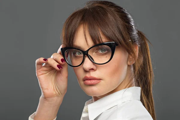 Oficina y estilo de negocio. Dama de gafas. Chica orientada a las metas. Ella toma a mano. Elegancia. Retrato en el estudio . —  Fotos de Stock