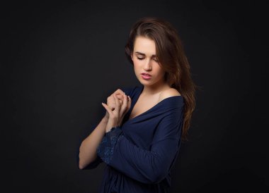 çıplak omuz ile mavi sabahlığı kız. Koyu arka plan