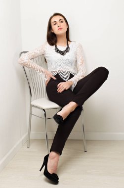 Retro tarzı kız. Moda. Modeli geçiş bacaklar oturur