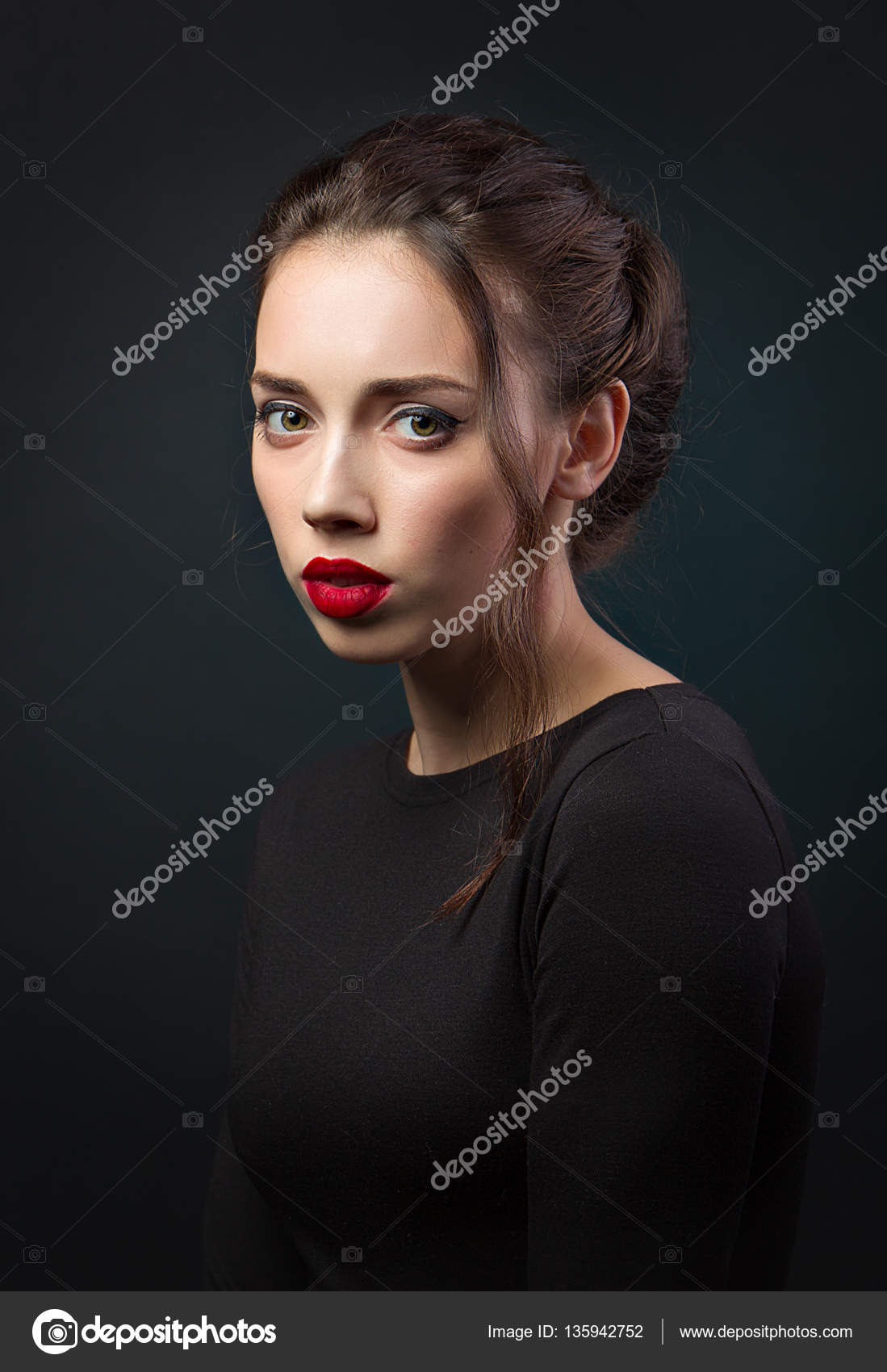 Ragazza bruna ritratto in vestito nero Labbra rosse Moda Chic — Foto di andriyik