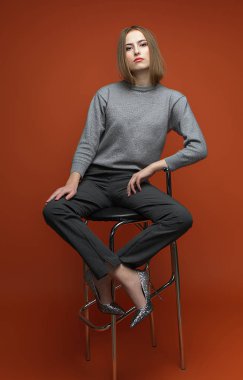 Kadın güzellik kavramı. Altın arka plan üzerinde poz klasik elbiseleri şık genç kız portresi. Mükemmel saç cilt. Vogue tarzı. Stüdyo vurdu