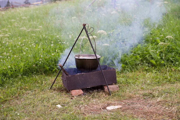 alan mutfak. Pot yanıyor. Açık havada dağlarda çorba pişirme