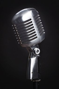 Siyah arkaplanda klasik mikrofon