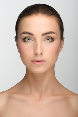 Kamera, model ışık çıplak makyaj, gri studio arka plan, güzellik Foto, genç kız büyük gözleri ve karanlık kaşları, çıplak omuz, kapatmak .