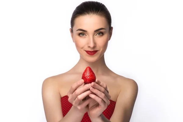 Hermosa chica en un vestido con una sonrisa perfecta comiendo fresa roja. Retrato de maquillaje desnudo. Comida saludable. aislado — Foto de Stock