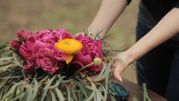 Düğün buketi renk Marsala rustik tarzı, bohem, boho tarzı. Atölye — Stok video