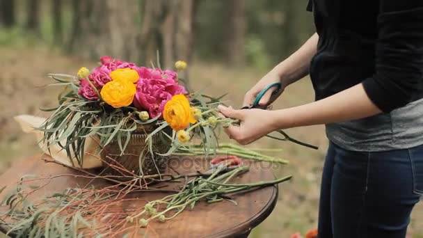 Bouquet de mariage de couleur Marsala style rustique, bohème, style boho. Atelier — Video