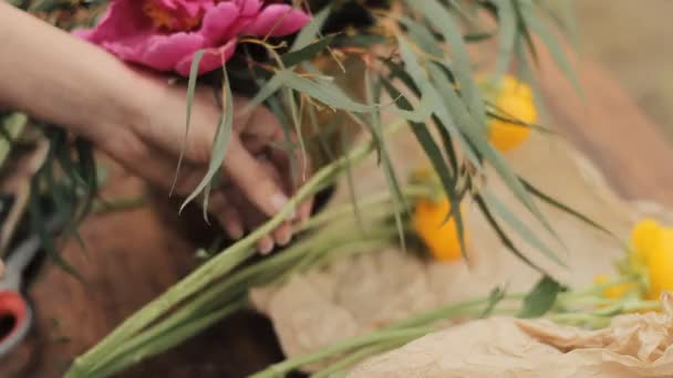 Schöne helle Blumen im Strauß. Boho-Komposition — Stockvideo