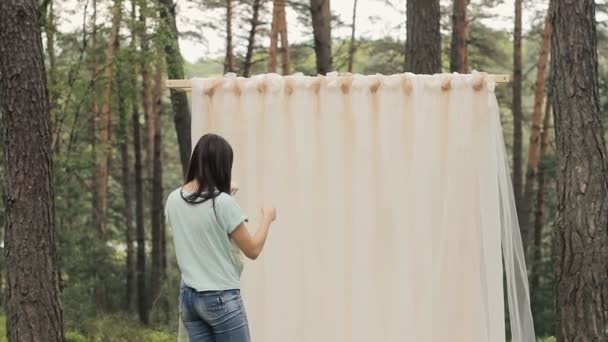 Decorazione dell'arco nuziale. Arco da sposa decorato in stile boho — Video Stock