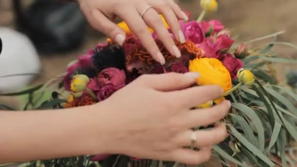 Bruiloft boeket kleur Marsala rustieke stijl, bohemien, boho stijl. Workshop — Stockvideo