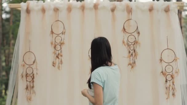 Svatební dekorace klenby. Svatební oblouk vyzdobené ve stylu boho — Stock video
