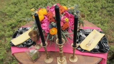 Ormandaki dekore düğün masada beyaz vintage Pyres, yakın çekim. Ormanın içinde romantik akşam yemeği