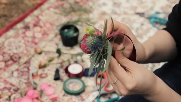 Florist Hand machen Sträuße Blumen und Dekoration. Werkstatt — Stockvideo