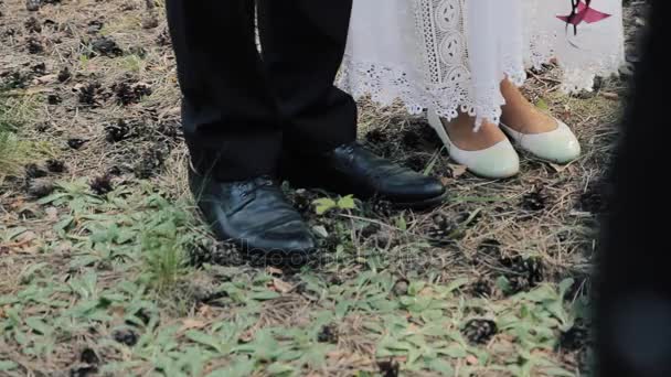 Sposo e sposa in piedi insieme. dolly sparare — Video Stock