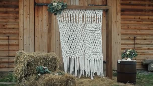 婚礼拱门装饰的木制背景上花边 — 图库视频影像