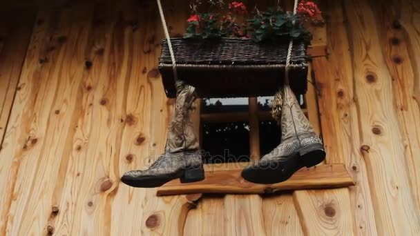 Zapatos viejos atados en el fondo de madera — Vídeos de Stock