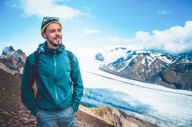 Turist kış dağlarda. Doğanın güzel arka plan. Özgürlük