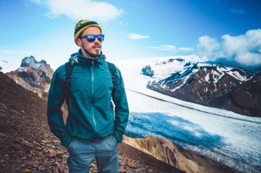 Turist kış dağlarda. Doğanın güzel arka plan. Özgürlük