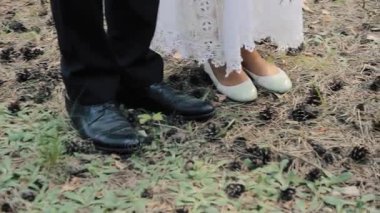 damat ve gelin birlikte ayakta.