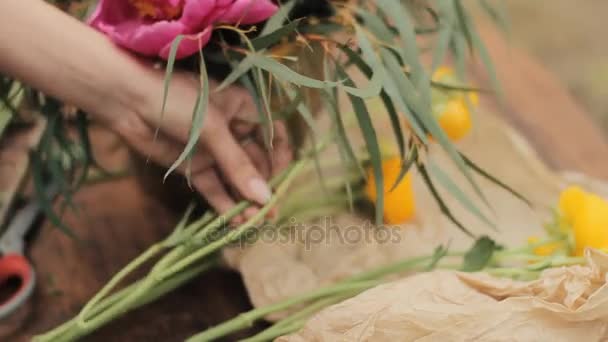 Όμορφα φωτεινά λουλούδια σε μπουκέτο. Boho σύνθεση — Αρχείο Βίντεο