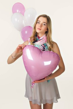 Baloons ile bahar tarzında tatlı bir kız. Sevgililer günü