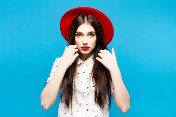 Cappello donna in feltro rosso. Isolato su sfondo blu. Felice e fresco — Foto Stock
