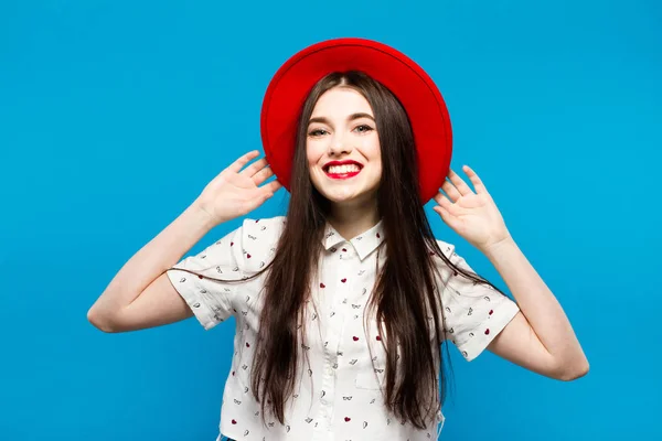 Chapeau en feutre rouge féminin. Isolé sur fond bleu. Heureux et frais — Photo