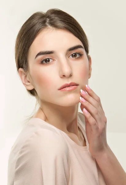 Joven chica bonita, retrato clásico en el fondo blanco. Estilo desnudo, mirada tierna — Foto de Stock